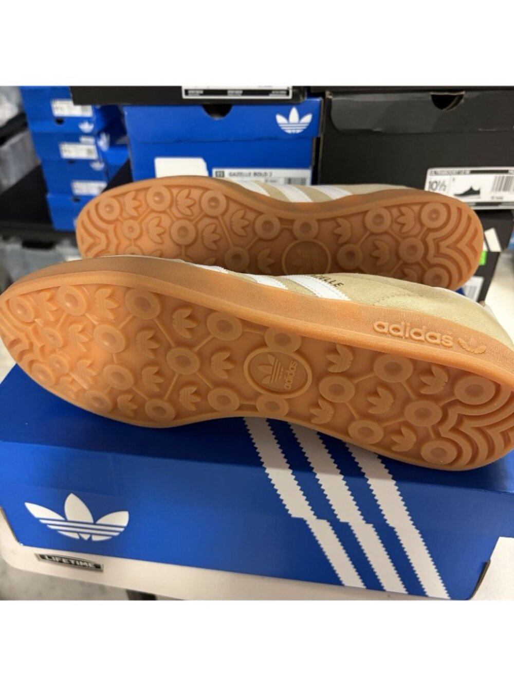Size 10.5 Adidas Gazelle Indoor Men Magic Beige Core White Gum - HQ5154 - Picture 7 of 7